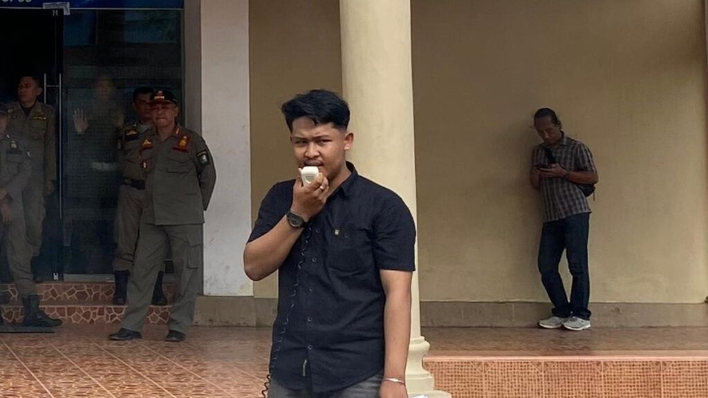 Arsip Ikhsan Ramadani saat melakukan aksi di depan Kantor Bupati Majene