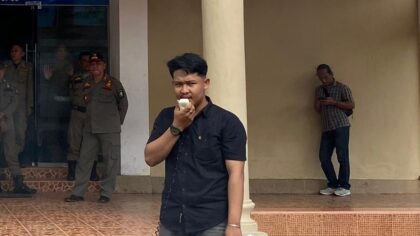 Arsip Ikhsan Ramadani saat melakukan aksi di depan Kantor Bupati Majene
