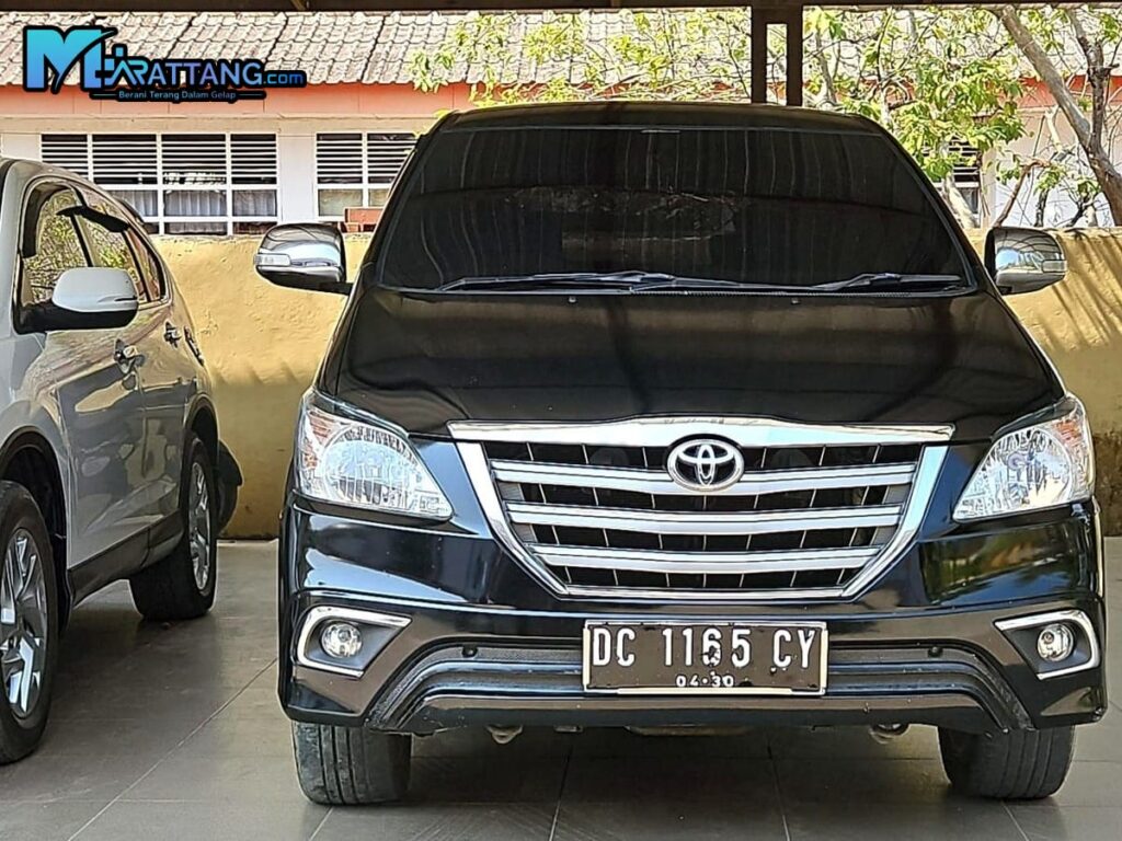 Diduga mobil dinas Kepala Kantor Pertanahan Polman Innova hitam DC 1165 CY plat hitam.