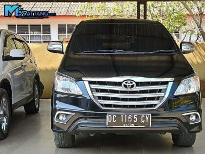 Diduga mobil dinas Kepala Kantor Pertanahan Polman Innova hitam DC 1165 CY plat hitam.