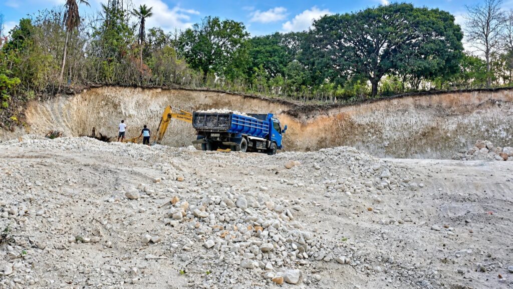 Aktivitas dump truck biru di lokasi dugaan Galian C tanpa izin di Tamo Majene