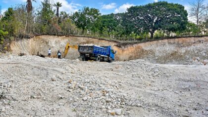 Aktivitas dump truck biru di lokasi dugaan Galian C tanpa izin di Tamo Majene