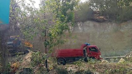 tambang galian C Talumung Majene disorot GMNI Majene, aktivitas ekskavator dan dump truck merah di lokasi tambang